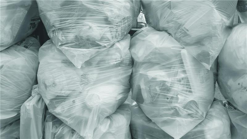 Die Polizei im Landkreis Harburg versucht aufzuklären, wer die mehr als 100 Müllsäcke im Wald deponiert hat. (Symbolbild)