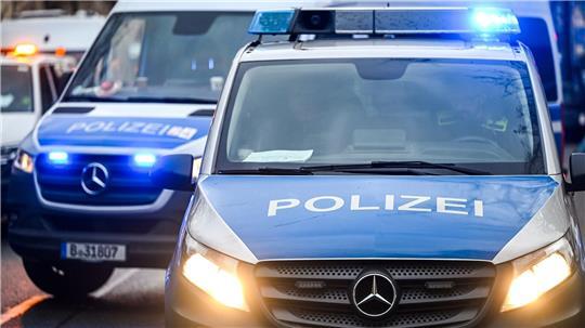 Die Polizei in Berlin geht mit einer Razzia gegen illegalen Waffenbesitz und Bandenkriminalität vor. (Symbolbild)