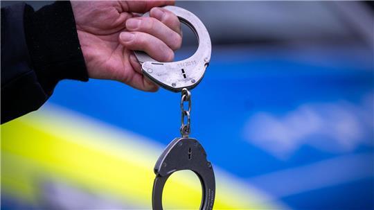 Die Polizei in Bremen nimmt einen 40-Jährigen fest, der einen anderen Mann mit einem Messer schwer verletzt haben soll. (Symbolbild)