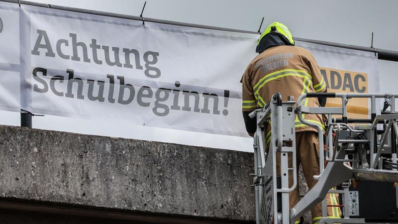Die Polizei in Bremen will Autofahrer und Autofahrerinnen dazu bringen, in der Nähe von Schulen langsam und rücksichtsvoll zu fahren. Ziel ist die Sicherheit der Schulkinder im Straßenverkehr zu erhöhen. 