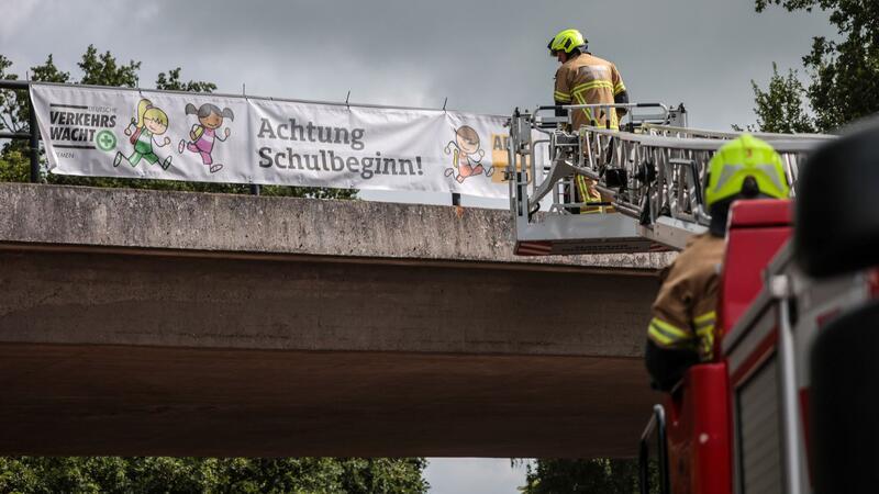 Die Polizei in Bremen will Autofahrer und Autofahrerinnen dazu bringen, in der Nähe von Schulen langsam und rücksichtsvoll zu fahren. Ziel ist die Sicherheit der Schulkinder im Straßenverkehr zu erhöhen.
