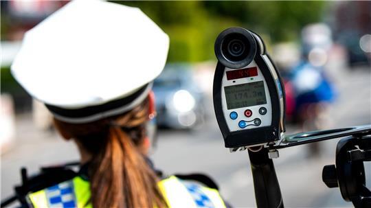 Die Polizei in Bremerhaven stoppte Dutzende Temposünder. (Symbolbild)