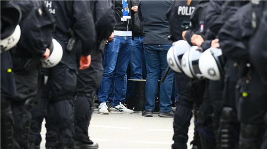 Die Polizei in Hamburg bereitet sich auf das Nordderby zwischen dem Hamburger SV und Werder Bremen vor. (Archiv)