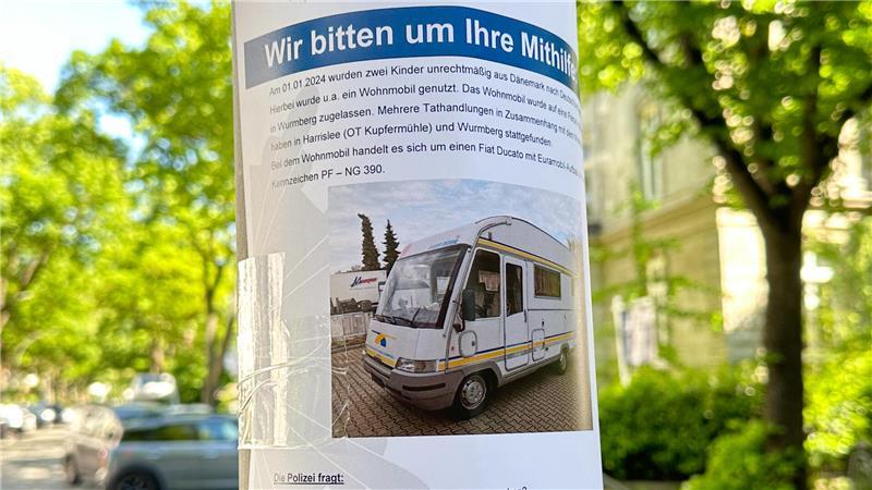 Prozess gegen Christina Block wegen Kindesentführung startet Die Polizei in Hamburg sucht am 16. Mai 2024 mit Flyern und einem Foto nach einem Wohnmobil. Das Fahrzeug sei am 1. Januar dazu genutzt worden, zwei Kinder unrechtmäßig aus Dänemark nach Deutschland zu verbringen, hieß es in einem Aufruf mit der Überschrift «Wir bitten um Mithilfe».