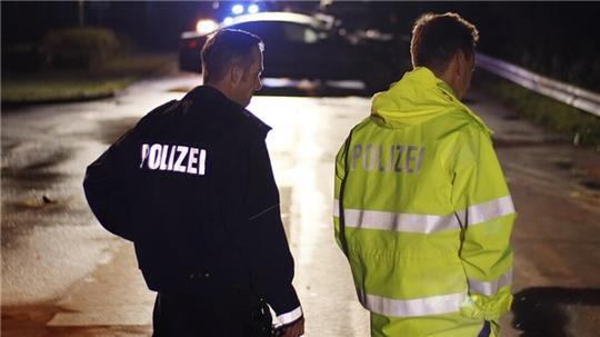 Polizei bei einem nächtlichen Verkehrsunfall.