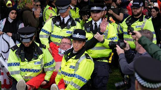 Die Polizei in Liverpool hat Dutzende Demonstranten festgenommen. 