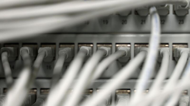 Die Polizei in Osnabrück ermittelt gegen fünf junge Männer, die durch Telefonmanipulationen die Arbeit von Polizeistationen gestört haben sollen. (Symbolfoto)