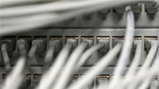 Die Polizei in Osnabrück ermittelt gegen fünf junge Männer, die durch Telefonmanipulationen die Arbeit von Polizeistationen gestört haben sollen. (Symbolfoto)