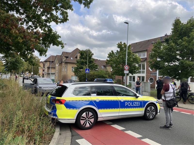 Die Polizei in Osnabrück riegelte die Zufahrt  zur Schule ab. Foto: Stephan/dpa