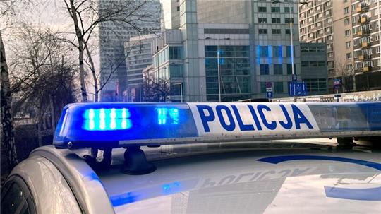 Die Polizei in Polen hat drei Männer festgenommen, die jahrelang Lkw während der Fahrt ausräumten.