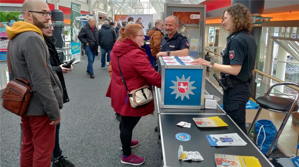 Die Polizei informiert auf der Galerie: Kontaktbereichsbeamtin Silke Tonn und Ve...