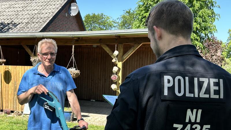 Die Polizei informiert zur Suche nach Arian Anwohner wie Jörg Hitzwebel in Kranenburg.