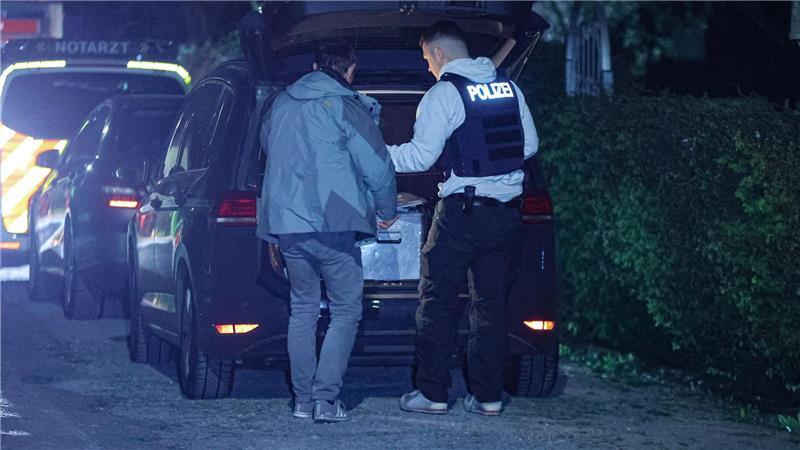 Drei junge Männer tot - Kohlenmonoxidvergiftung vermutet Die Polizei ist für die Spurensicherung in der Nacht in der Gartenlaube angerückt.