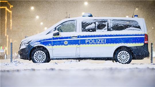 Die Polizei ist in Hannover wegen Schnee und Eis in der Nacht mehrfach ausgerückt. (Symbolbild)