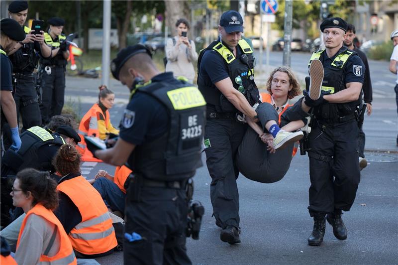 Erneut Straßenblockaden von Klimademonstranten in Berlin Die Polizei ist mit 500 Beamten im Einsatz. Hier werden Aktivisten der Letzten Generation vom Mehringdamm in Berlin weggetragen.