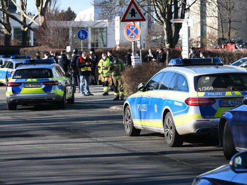 Die Polizei ist mit einem Großaufgebot auf dem Gelände der Heidelberger Universität. Foto: R.Priebe//Pr-Video/dpa