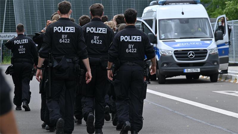 Die Polizei ist mit einem Großaufgebot bereits vor dem AfD-Parteitag im Einsatz.