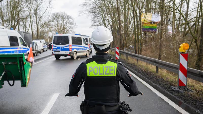 Die Polizei ist mit einem Großaufgebot vor Ort.