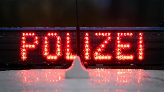 Die Polizei ist mit einem Großeinsatz vor Ort. (Archivbild/ Illustration)