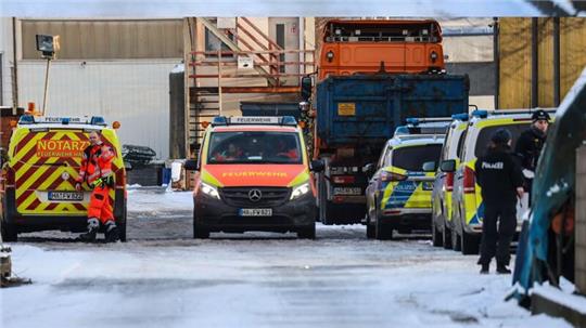 Die Polizei ist mit einem größeren Aufgebot vor Ort.
