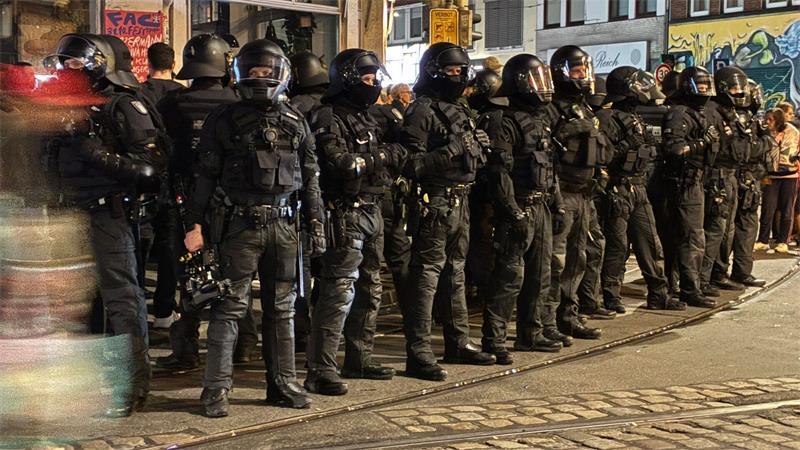 Hunderte bei Antifa-Demo vor Tag der Deutschen Einheit Die Polizei ist mit verstärkten Kräften vor Ort am Sielwall.