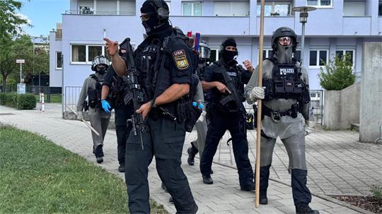 Die Polizei ist mit vielen Kräften vor Ort. 
