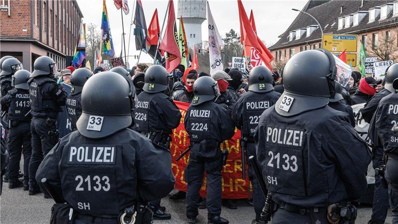 Die Polizei ist nach eigenen Angaben mit zahlreichen Kräften im Einsatz.