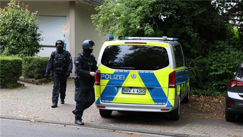 Die Polizei ist seit dem frühen Morgen in Leverkusen im Einsatz.