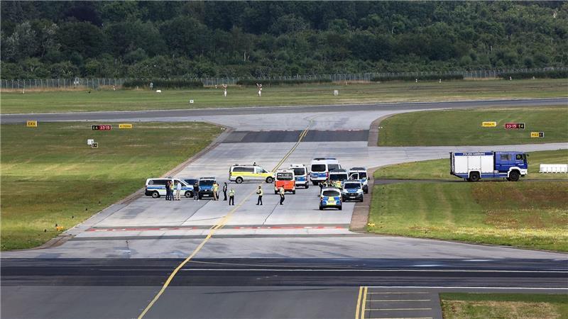 Die Polizei ist während der Blockade am Hamburger Flughafen im Einsatz gewesen. (Archivbild)