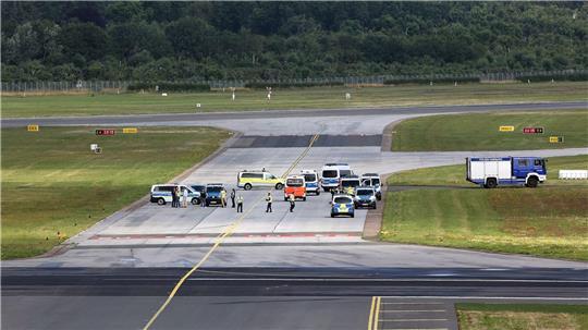 Die Polizei ist während der Blockade am Hamburger Flughafen im Einsatz gewesen. (Archivbild)