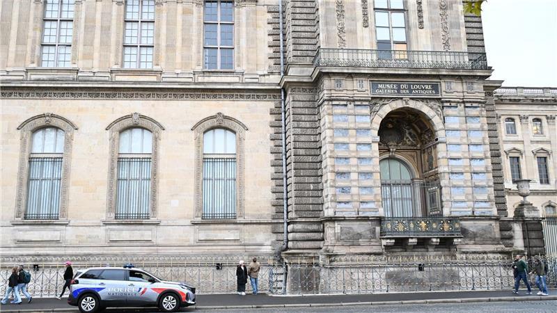 Die Polizei ist weiter am Louvre im Einsatz.