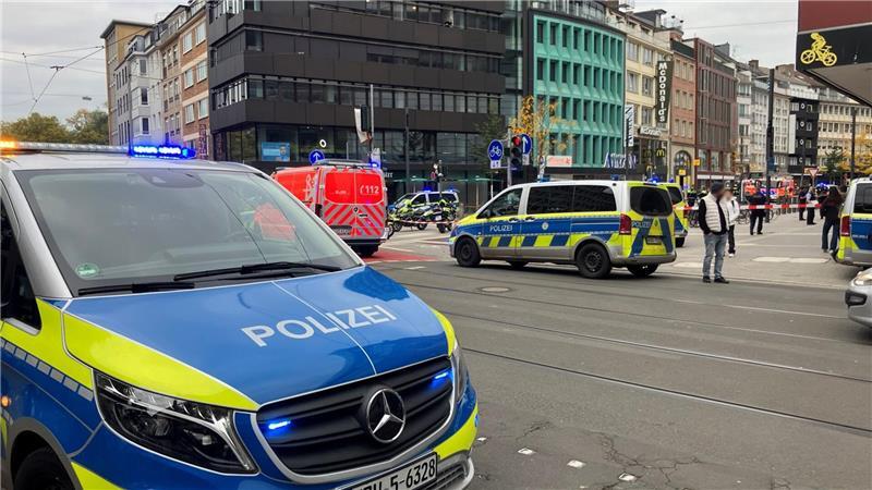Polizei schießt in Düsseldorfer Zentrum auf Mann mit Waffe Die Polizei ist zu einem größeren Einsatz ausgerückt.