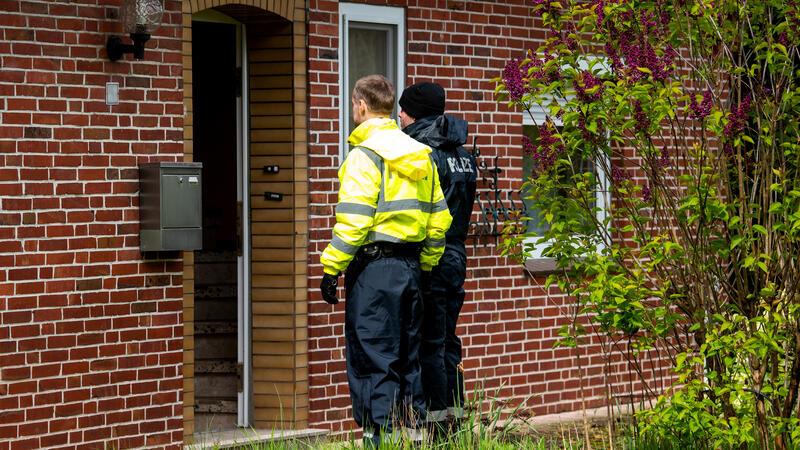 „Da sollten wir noch mal nachsehen“: Suchtrupps im Kreis Stade geben nicht auf Die Polizei klingelt bei einem Bewohner in Gräpel.