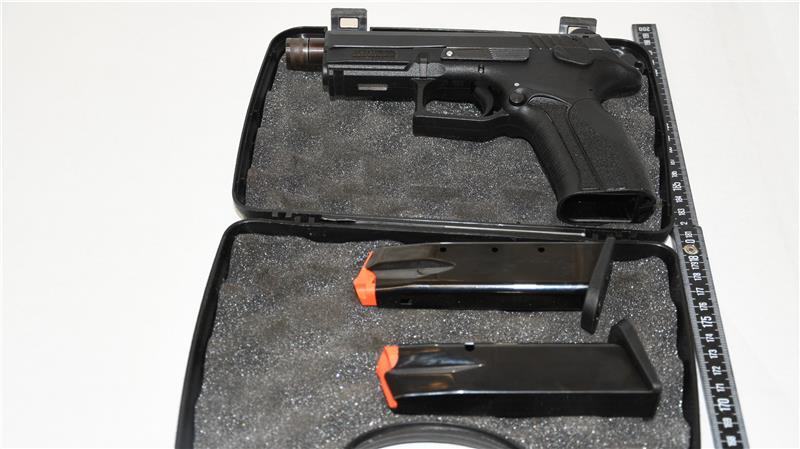 Die Polizei konnte am frühen Donnerstagnachmittag unter anderem diese Pistole sicherstellen.