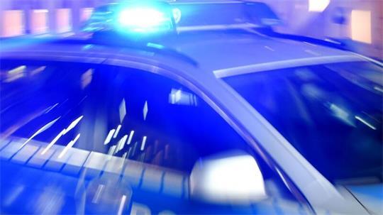 Die Polizei konnte den Mann aus dem Wasser retten. (Symbolbild)