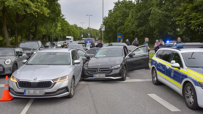 Die Polizei konnte den Täter verhaften, nachdem dieser auf der Flucht sein Auto aufgegeben hatte.
