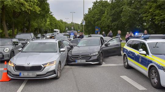Die Polizei konnte den Täter verhaften, nachdem dieser auf der Flucht sein Auto aufgegeben hatte.