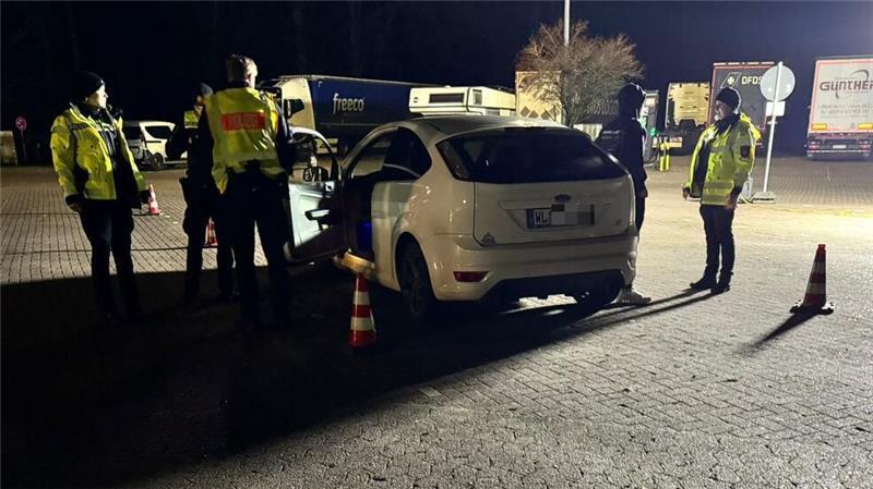 Die Polizei kontrolliert einen Pkw auf dem Pfingstmarktparkplatz.
