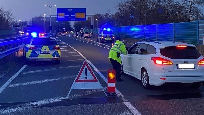 Die Polizei kontrolliert in der Weihnachtszeit verstärkt Autofahrer.