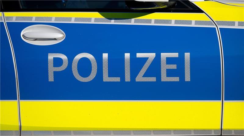 Sofa auf B41 verloren: Autofahrerin hat Crash mit Couch Die Polizei kümmerte sich um die Couch und die Autofahrerin, die das verlorene Möbelstück auf der Bundesstraße rammte. (Symbolbild)