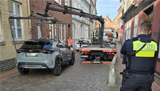 Die Polizei lässt einen Falschparker aus der Stader Bungenstraße abschleppen.