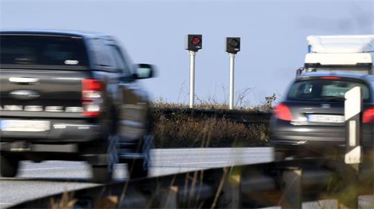Die Polizei lässt in Sozialen Medien über Blitzer abstimmen. (Symbolbild) 