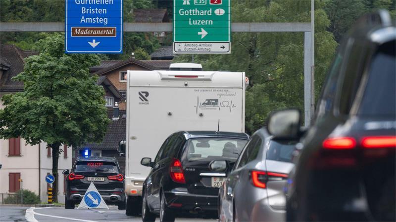 Drei Stunden Stau am Schweizer Gotthard-Tunnel Die Polizei leitet ausweichende Autos in Amsteg wieder auf die Autobahn.