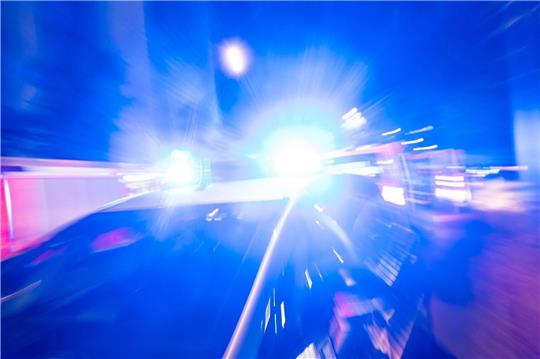 Die Polizei leitete mit einem Großaufgebot eine Sofortfahndung ein. Die Räuber flüchteten zu Fuß Richtung Ortsmitte. Foto: Gateau/dpa