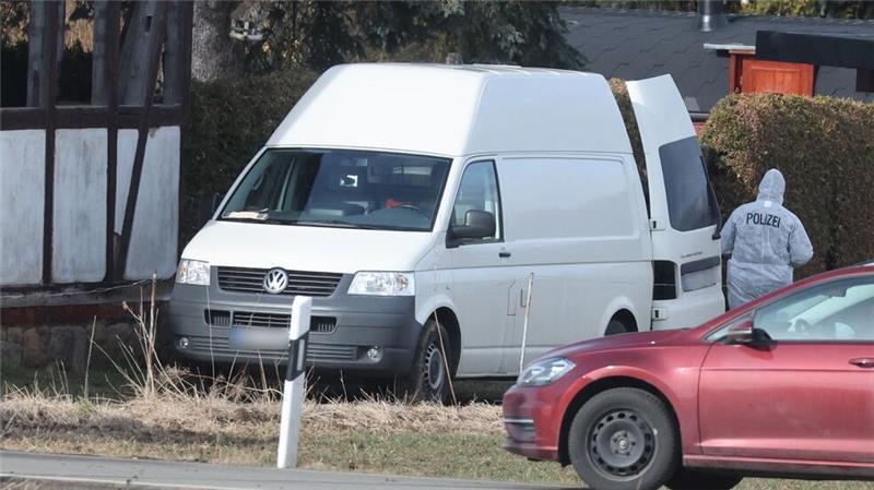 Die Polizei machte noch keine Angaben zur Identität der Toten.