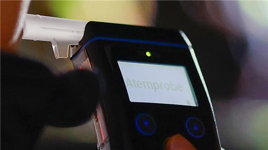 Die Polizei misst den Atemalkoholgehalt eines Autofahrers mit einem Alkoholtester, um festzustellen, ob er möglicherweise unter Alkoholeinfluss steht. (zu dpa: «Mit 1,2 Promille unterwegs: Fahrerin verursacht zwei Unfälle»)