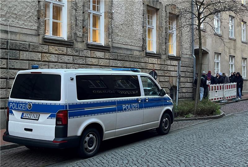Stader Clan-Prozess: Miri-Zeuge erhebt schwere Vorwürfe gegen Opferfamilie Die Polizei muss den Clan-Prozess weiterhin schützen.