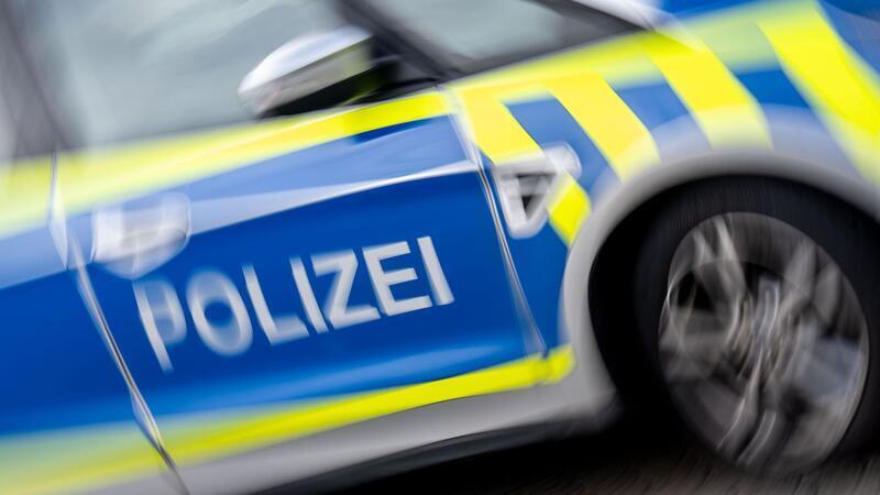Die Polizei muss die Bundesstraße zunächst auf unbestimmte Zeit sperren. (Symbol)