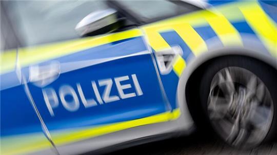 Die Polizei muss die Bundesstraße zunächst auf unbestimmte Zeit sperren. (Symbol)