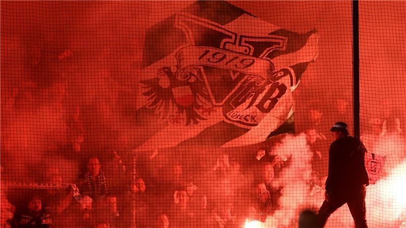 Die Polizei musste am Freitag eine Auseinandersetzung zwischen Anhängern des VfB Lübeck und der zweiten Mannschaft des Hamburger SV auflösen. (Symbolbild)